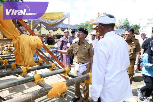 Rela Tunda Keberangkatan ke Balikpapan, Ratu Dewa Tinjau Langsung Kegiatan Ngaben Massal di Talang Jambe. Foto : viralsumsel.com/nto