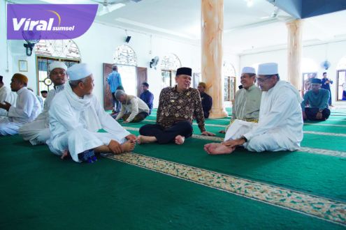 Pj.Bupati Muba H.Sandi Fahlepi melakukan sholat Jumat sekaligus kunjungi Masjid Al Karim Nur, Kelurahan Balai Agung, Kecamatan Sekayu. dalam rangka kegiatan rutin Safari Jum’at Berkah. (6/6/2024). Foto : viralsumsel.com/dev