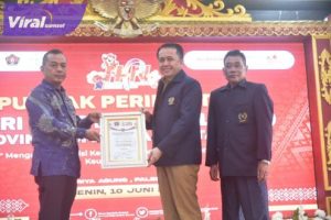 Pj Gubernur Agus Fatoni Terima Piagam dan Jas Kehormatan PWI Pusat pada Puncak HPN PWI Sumsel Tahun 2024. Foto : viralsumsel.com/win