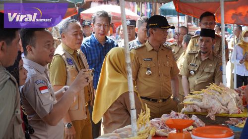 Pj. Bupati OKI Asmar Pastikan Stok Bahan Pokok Aman Jelang Idul Adha. Foto : viralsumsel.com/zep