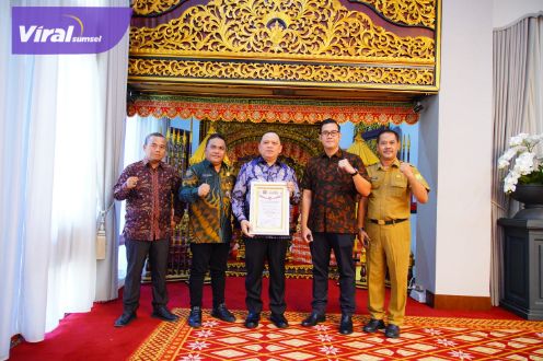 PWI Sumsel Beri Award Kepada Pj Sandi Fahlepi Sebagai Sahabat PWI. Foto : viralsumsel.com/dev PWI Sumsel Beri Award Kepada Pj Sandi Fahlepi Sebagai Sahabat PWI. Foto : viralsumsel.com/dev