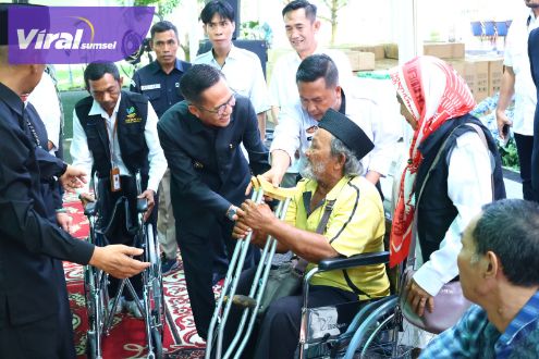 HUT Palembang Jadi Berkah Penyandang Disabilitas, Ratu Dewa Bagikan 50 Kursi Roda dan 100 Alat Bantu Dengar. Foto : viralsumsel.com/nto