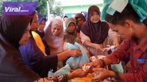 elaran operasi pasar murah di Halaman Kantor Dinas Ketahanan Pangan Tanaman Pangan dan Holtikultura Ogan Komering Ilir (OKI) diserbu warga pada Jum'at, (14/6/2024) pagi. Foto : viralsumsel.com/zep
