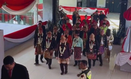 Rombongan Pimpinan DPRD Kota Palembang dan Pj Gubernur Sumsel serta PJ Wali Kota Palembang saat hendak memasuki Ruang Rapat Paripurna.