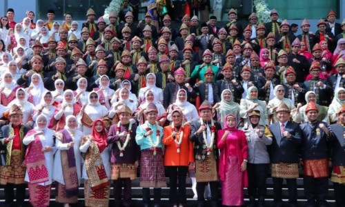 Usai rapat Paripurna Istimewa DPRD Kota Palembang Rombongan melanjutkan Foto bersama di Selasar tangga depan kantor DPRD Kota Palembang.