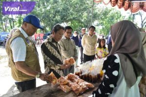 Pasar Murah H-2 Jelang Idul Adha di OKI, Bayar Rp70 Ribu Dapat Beras dan Minyak Goreng. Foto : viralsumsel.com/zep