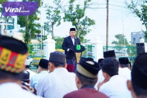 Bersama Masyarakat Muba, Pj Bupati Sandi Fahlepi Sekeluarga Sholat di Lapangan Rumdin. Foto : viralsumsel.com/dev