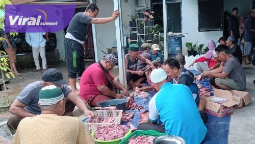 Bersama Tim, Anggota DPRD Sumsel Samsul Bahri Kurban 1 Sapi dan 3 Ekor Kambing. Foto : viralsumsel.com/ril