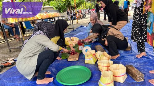 Dinkominfo Muba Bagikan Daging Kurban Gunakan Gedebog Pisang. Foto : viralsumsel.com/dev