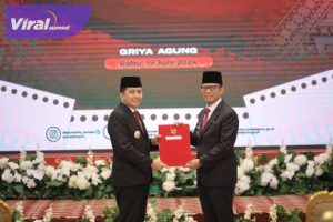 Pj Gubernur Agus Fatoni Serahkan SK Perpanjangan Pj Bupati OKU Kepada Teddy Meilwansyah. Foto : viralsumsel.com/win