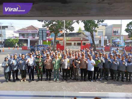 Dihadiri Para Anggota Linmas se-Kecamatan Ilir Barat 1, Ratu Dewa Gelar Apel Siaga Kamtibnas Persiapan Pemilukada. Foto : viralsumsel.com/nto9