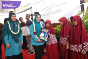 Kunker ke OKU Timur, Pj Ketua TP PKK Sumsel Tyas Fatoni Buka Lomba Masak Serba Ikan serta Berikan Sejumlah Bantuan. Foto : viralsumsel.com/win