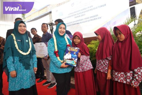 Kunker ke OKU Timur, Pj Ketua TP PKK Sumsel Tyas Fatoni Buka Lomba Masak Serba Ikan serta Berikan Sejumlah Bantuan. Foto : viralsumsel.com/win