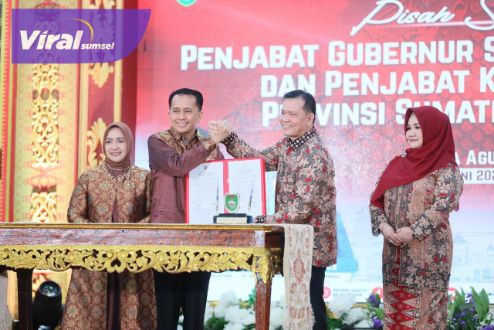 Pj Gubsu Agus Fatoni Baca Puisi dan Pantun di Acara Lepas Sambut Pj Gubernur Sumsel. Foto : viralsumsel.com/win