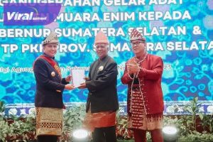 Akhiri Masa Tugas 9 Bulan, Pj Gubernur Sumsel Agus Fatoni Terima 4 Gelar Adat. Foto ; viralsumsel.com/win