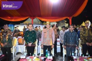 Menparekraf Sandiaga Uno bersama Pj Gubernur Agus Fatoni Kompak Buka Festival Sriwijaya ke-32 di Monpera Palembang. Foto : viralsumsel.com/win