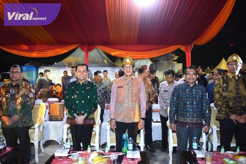 Menparekraf Sandiaga Uno bersama Pj Gubernur Agus Fatoni Kompak Buka Festival Sriwijaya ke-32 di Monpera Palembang. Foto : viralsumsel.com/win