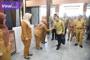 Pj Gubernur Sumsel Elen Setiadi Disambut Hangat Para Pegawai Saat Lakukan Sidak di Kantor Gubernur. Foto : viralsumsel.com/win