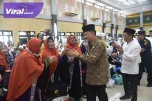 Pj Gubernur Agus Fatoni Sambut Kepulangan 450 Jamaah Haji Kloter I Embarkasi Palembang. Foto : viralsumsel.com/win