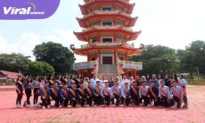 Kepala Dinas Kebudayaan Kota Palembang Affan Prapanca dan Sekretaris Dinas Septa Marus Eka Beserta Rombongan Cek Ayu dan Cek Bagus Saat Berada di Salah Satu Tempat Sejarah Kota Palembang Pagoda Pulo Kemaro. Foto : Viralsumsel