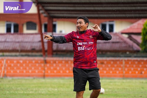 Achmad Zulkifli pelatih Persiraja Banda Aceh di ajang Liga 2 2023/2024. Foto : igpersiraja