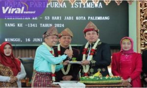 PJ Wali Kota Palembang Ratu Dewa, Ketua DPRD Kota Palembang Zainal Abidin didampingi PJ Gubernur Sumsel Agus Fatoni Saat Memotong Tumpeng Atas HUT Kota Palembang Ke 1341 Tahun. Foto : Nto / Viralsumsel