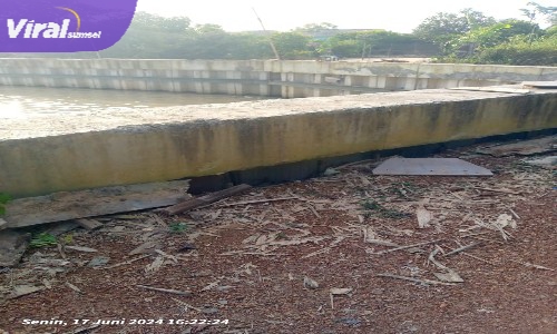 Nampak infrastruktur Pengendalian air yang baru saja di bangun Rusak. Foto : Viralsumsel/Nto
