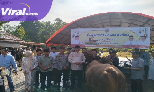 PJ Bupati Lahat Muhammad Farid Saat Berikan Bantuan Hewan Kurban. Foto : Viralsumsel