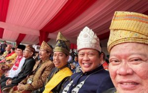 Ketua Dewan Perwakilan Daerah Republik Indonesia, LaNyalla Mahmud Mattalitti, mendampingi Presiden Republik Indonesia, Joko Widodo, pada acara Peringatan Hari Lahir Pancasila di Lapangan Garuda, Komplek Pertamina, Blok Hulu Rokan, Kota Dumai, Provinsi Riau, hari Sabtu tanggal 1 Juni 2024.
