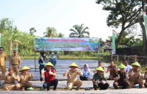 Pj Bupati Lahat Bersama Dandim 0405 Lahat Menanam Cabe Dan Bawang Merah. Foto : Ist