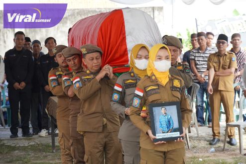 Pj Bupati OKI Lepas Jenazah Diky Sakti Sebelum Dimakamkan. Foto : viralsumsel.com/zep