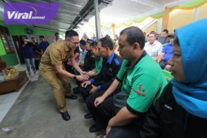 Ratu Dewa Salurkan Bantuan Untuk Anggota Pertuni. Foto : viralsumsel.com/nto