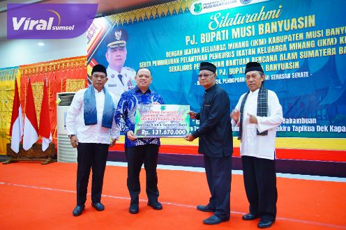 Pj Bupati Muba Serahkan Bantuan Korban Bencana Alam di Sumatera Barat. Foto : viralsumsel.com/dev