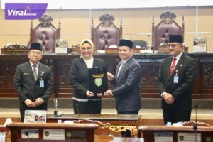 Pj Gubernur Elen Setiadi dan Ketua DPRD Sumsel Tandatangani Keputusan Bersama Raperda Pertanggungjawaban Pelaksanaan APBD Sumsel TA 2023 Menjadi Perda. Foto : viralsumsel.com/win