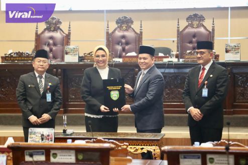 Pj Gubernur Elen Setiadi dan Ketua DPRD Sumsel Tandatangani Keputusan Bersama Raperda Pertanggungjawaban Pelaksanaan APBD Sumsel TA 2023 Menjadi Perda. Foto : viralsumsel.com/win