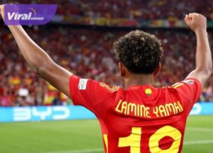 Penyerang sayap kanan Timnas Spanyol, Lamine Yamal selebrasi usai cetak gol ke gawang Prancis pada laga semifinal EURO 2024. Foto : igeuro