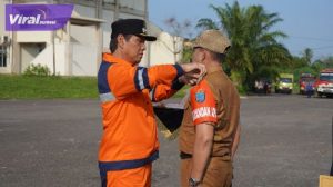 Pj Bupati OKI Asmar Wijaya dalam arahannya pada Apel Gelar Pasukan Kesiapsiagaan Darurat Penanggulangan Karhutla di GOR Biduk Kajang Kayuagung, Jum'at (12/7/2024).. Foto : viralsumsel.com/zep