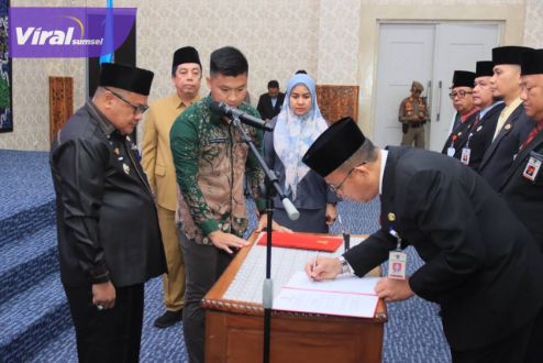 Penjabat (Pj) Wali Kota Lubuklinggau, H Trisko Defriyansa melantik dan mengambil sumpah jabatan Pimpinan Tinggi Pratama (PTP) dilingkungan Pemerintah Kota (Pemkot) Lubuklinggau di Auditorium Bukit Sulap Lantai 5 Perkantoran Pemkot Lubuklinggau, Jumat (14/6/2024). Foto : viralsumsel.com