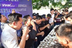 Warga OKI Turut Pecahkan Rekor Muri Minum Kopi Serentak di Pinggir Sungai. Foto : viralsumsel.com/zep