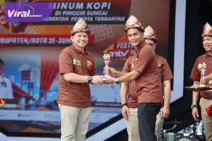 Pertama di Indonesia, Provinsi Sumsel Cetak Rekor MURI Minum Kopi di Pinggir Sungai Serentak Terbanyak. Foto : viralsumsel.com/win