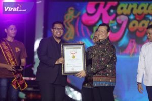 Luar Biasa, Provinsi Sumsel Berhasil Pecahkan Rekor MURI Minum Kopi Terbanyak di Pinggir Sungai. Foto : viralsumsel.com/win