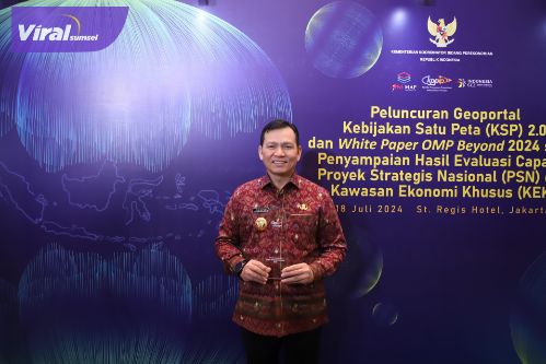Pj Gubernur Elen Setiadi Terima Apresiasi Proyek Strategis Nasional (PSN) Kategori Provinsi dari Menko Bidang Perekonomian RI. Foto : viralsumsel.com/win