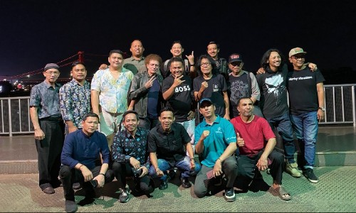 Ketua PW GP Ansor Sumsel H. Ahmad Zarkasih Bersama Personil Band Legendaris Indonesia GOD BLESS saat berfoto bersama berlatarkan Ampera. Foto : Candy