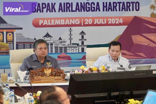 Pj Gubernur Elen Setiadi Dampingi Menko Bidang Perekonomian Airlangga Hartarto Salurkan Dana KUR dan PSR di Sumsel. Foto : viralsumsel.com/win