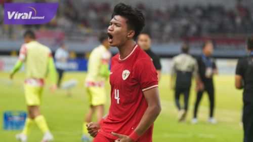 Bek tengah Timnas Indonesia U-19 Kadek Arel selebrasi usai cetak gol pada menit ke-71 ke gawang Kamboja pada laga kedua ASEAN U-19 Boys Championship 2024 di Stadion GBT, Surabaya, Sabtu (20/7/2024). Foto : pssi