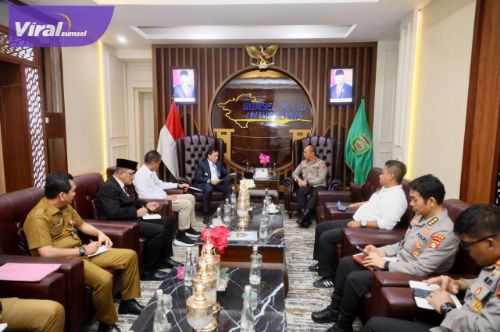 Pj Gubernur Sumsel Elen Setiadi melakukan pertemuan dengan Kapolda Sumsel Irjen Pol. A. Rachmad Wibowo, di Kantor Gubernur, Senin (22/7/2024) sore. Foto : viralsumsel.com/win