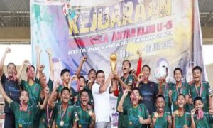 Kepala Dinas Pemuda dan Olahraga Kota Palembang H. Edison, S.sos., M.Si Saat Menyerah Piala Kepada Pemenang di Stadion Kamboja Palembang. Foto : Nto