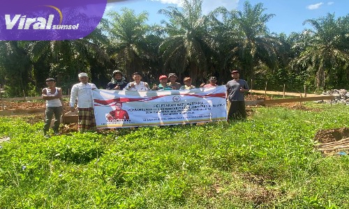 Peletakan Batu Pertama di Pondok Pesantren Al Masyhur Desa ManunggaKabupaten Muara Enim Oleh Anggota Komisi IX DPR RI Fraksi Partai Gerindra, Ir. Sri Meliyana Foto : Nto