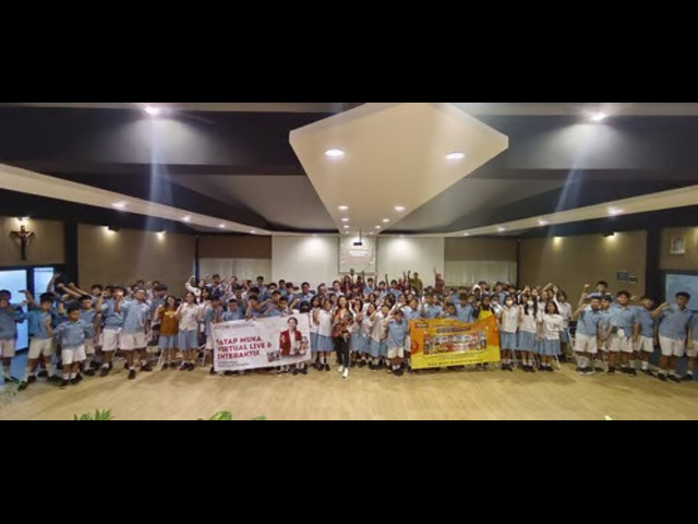 Coach Priska Sahanaya Menginspirasi di SMP Santo Antonius Melalui Public Speaking bersama PRONAS dan SINOTIF