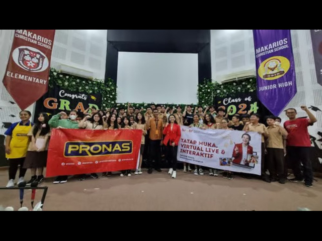Coach Priska Sahanaya Membangkitkan Semangat Belajar Public Speaking di SMP Makarios Bersama PRONAS dan SINOTIF. Foto: viralsumsel.com